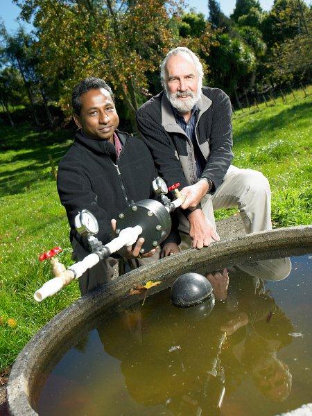  University of Waikato researchers Dr Hilary Nath (left) and Associate Professor Alan Langdon with their PEFT cell.